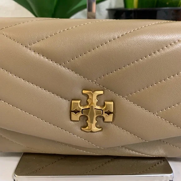 ππ TORY BURCH Kira Chevron Chain Wallet - Picture 7 of 13